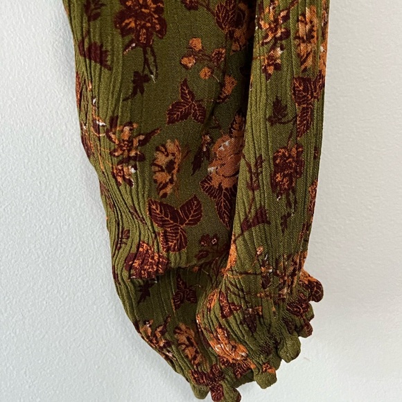 C&V Chelsea & Violet Floral Button Front Cropped Peasant Top. - Picture 5 of 10